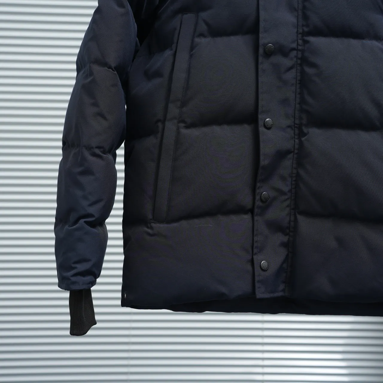 The P880 Wyndham Parker is available in 29 models for both men and women. Both the fur collar and the fur collar are detachable. My personal favorite is simple and elegant. It is clean and neat. It has been chosen by Arctic and Antarctic scientific expedition teams as winter wear. It is the Rolls-Royce of the world. ➖ Industry-leading anti-counterfeiting chip sensing. ➖ Imported Behringer embroidery machines and customized embroidery labels, the highest level and industry leading. ➖ Imported Korean 21-count polyester-cotton blended original fabric, TC85 waterproof coated fabric, water-repellent, windproof and wear-resistant. ➖ The new national standard 80 white duck down is filled with an average of 520 grams of down. The amount of down filled is industry-leading. ➖ 100% nylon lon lining with double double-layer sealing design to prevent velvet running, seamless thread design on cuffs! ➖ Western Canadian Green Wolf Collar. ➖ Yoshida YKK provides original factory-customized electroplated sliders. YKK two-way lockable zippers are tight and smooth and do not peel off paint. ➖ 3M composite Velcro is durable and the accessories and hardware are all custom-made. Note: Our copywriting is only simple and clear. Instead of bragging about the copywriting, it is better to compare and understand with samples. Only for the purest, most focused, most professional, highest quality, and highest sex! Color: off-white with red label. Size: Xs S M L XL XXL.